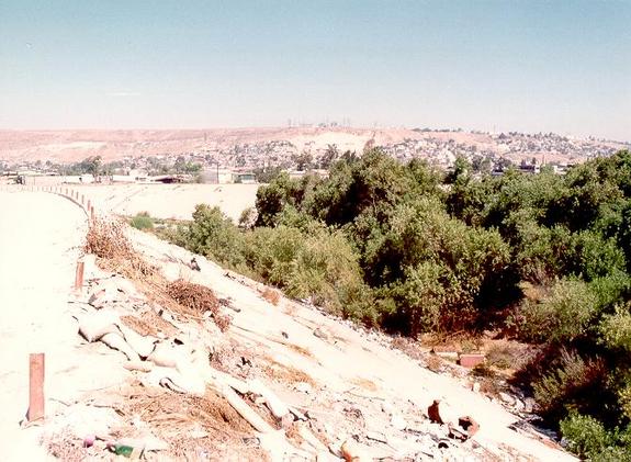 Vista aguas abajo del Arroyo Alamar hacia el final
de la Segunda Fase del Ro Tijuana.