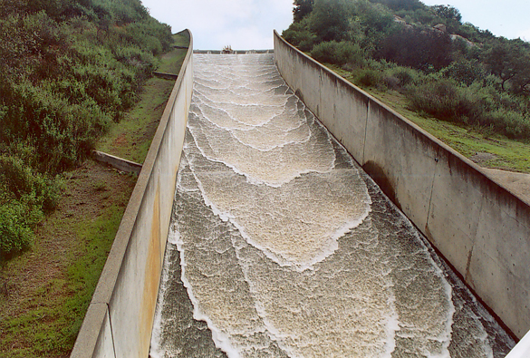 Ondas de rolagem no vertedouro do reservatrio de Turner