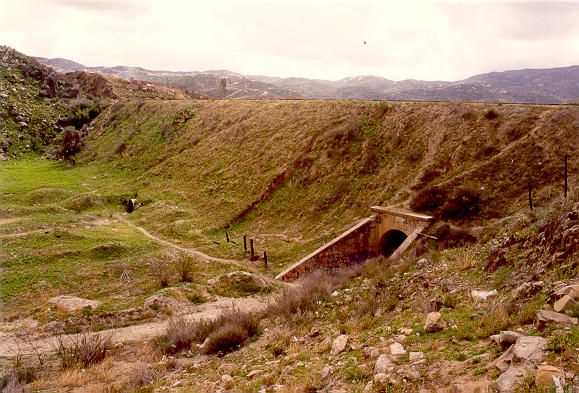 Grande galeria cruzando o aterro da ferrovia em Tecate