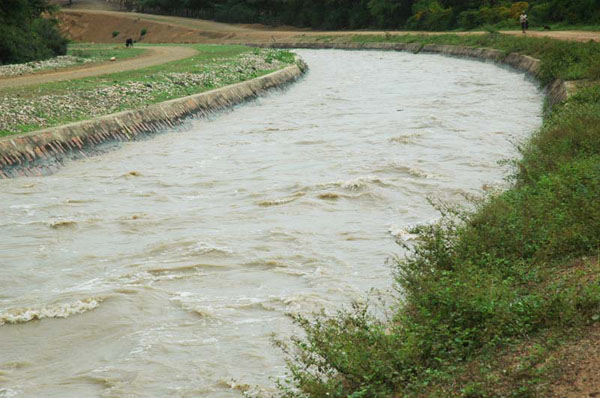 Un canal operando cerca al flujo crítico