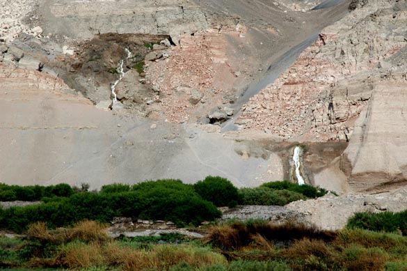 Catarata que se ha formado debido a filtraciones concentradas en el sector Santa Rosa, valle de Vtor