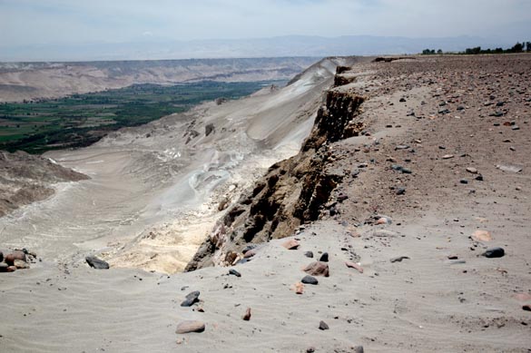 Extremo superior del talud del valle de Vtor en las Pampas de La Cano.