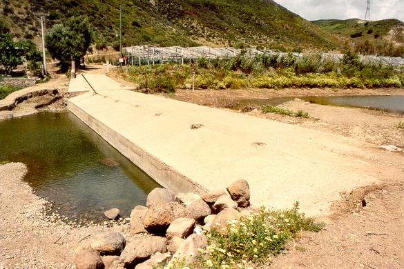 Vado de concreto en el Arroyo El Descanso, Primo Tapia, Baja California, Mxico.