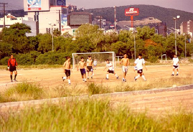 El juego de futbol soccer dentro del cauce mayor del r�o Santa Catarina.