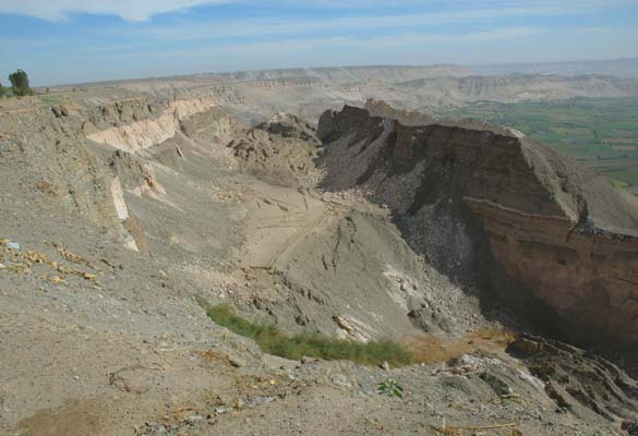 Slide at Pie De Cuesta, showing the elevation difference (260 m)<br>between the pampas and the Vitor valley